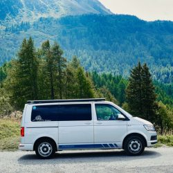 VW T6 in den Schweizer Alpen